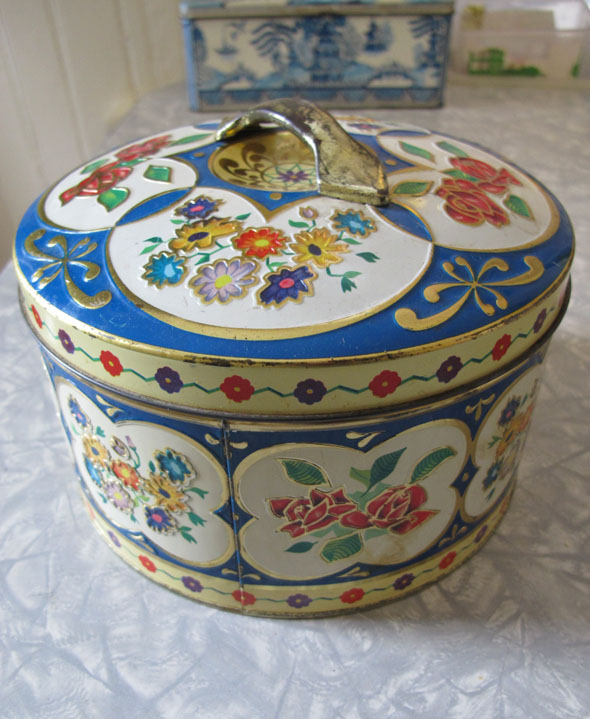 vintage cookie tin